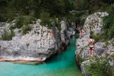 Lepena, Slovenya - 17 Temmuz 2024: Slovenya Velika korita 'daki Soca Gorge, Soca Nehri. Lepena Vadisi, Julian Alps, Bovec Belediyesi, Slovenya, Avrupa