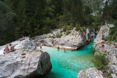Lepena, Slovenya - 17 Temmuz 2024: Slovenya Velika korita 'daki Soca Gorge, Soca Nehri. Lepena Vadisi, Julian Alps, Bovec Belediyesi, Slovenya, Avrupa