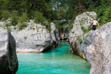Lepena, Slovenya - 17 Temmuz 2024: Slovenya Velika korita 'daki Soca Gorge, Soca Nehri. Lepena Vadisi, Julian Alps, Bovec Belediyesi, Slovenya, Avrupa
