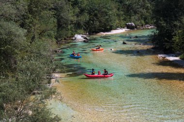 Bovec, Slovenya - 18 Temmuz 2025: Bir öğrenme kursu veya eğitim oturumu sırasında ünlü turkuaz Soca Nehri 'nde bir grup kanocu