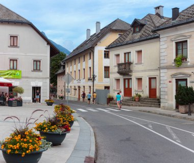 Bovec, Slovenya - 17 Temmuz 2025: Julian Alps 'teki Bovec kasabasının manzarası. Slovenya 'da ekstrem sporlar ve aktif eğlence için popüler bir yer