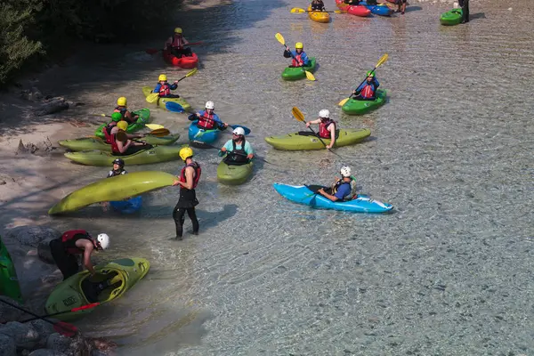 Bovec, Slovenya - 18 Temmuz 2025: Bir öğrenme kursu veya eğitim oturumu sırasında ünlü turkuaz Soca Nehri 'nde bir grup kanocu