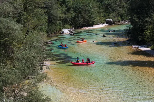 Bovec, Slovenya - 18 Temmuz 2025: Bir öğrenme kursu veya eğitim oturumu sırasında ünlü turkuaz Soca Nehri 'nde bir grup kanocu