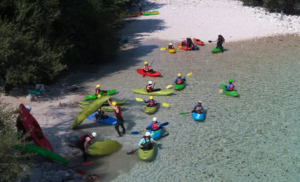 Bovec, Slovenya - 18 Temmuz 2025: Bir öğrenme kursu veya eğitim oturumu sırasında ünlü turkuaz Soca Nehri 'nde bir grup kanocu