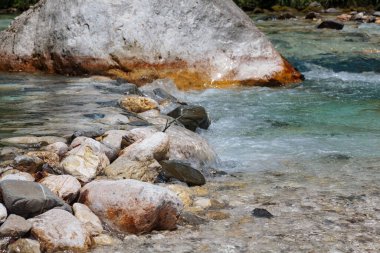 Soca Nehri, Bovec, Slovenya ve Avrupa 'nın nehir yatağındaki kaya ve taşlar