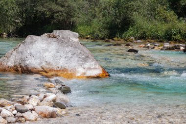 Soca Nehri, Bovec, Slovenya ve Avrupa 'nın nehir yatağındaki kaya ve taşlar