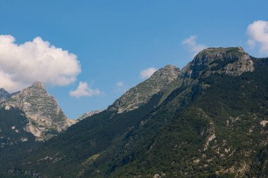 Slovenya 'nın kuzeybatısındaki Bovec kasabasının yukarısındaki Julian Alps' in İtalya sınırı yakınlarındaki manzarası.