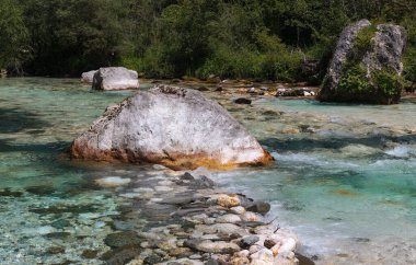 Soca Nehri, Bovec, Slovenya ve Avrupa 'nın nehir yatağındaki kaya ve taşlar