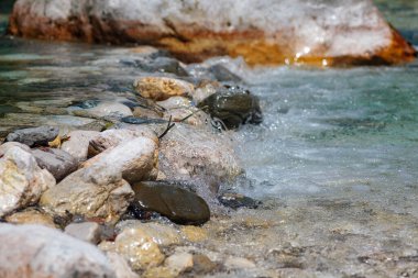 Soca Nehri, Bovec, Slovenya ve Avrupa 'nın nehir yatağındaki kaya ve taşların kapatılması