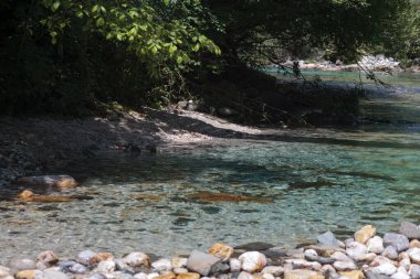 Soca Nehri, Bovec, Slovenya ve Avrupa 'nın nehir yatağındaki kaya ve taşlar
