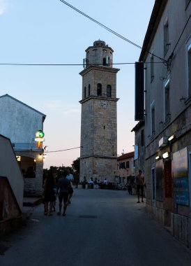Premantura, Hırvatistan - 21 Ağustos 2024: Premantura kasabasındaki Eski Turanj Kulesi, gün batımında bir yaz akşamı, Istria