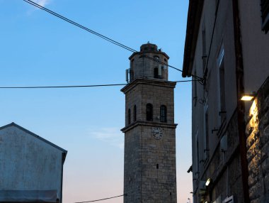 Hırvatistan 'ın Istria kentinde bir yaz akşamında Premantura kasabasındaki eski Turanj Kulesi