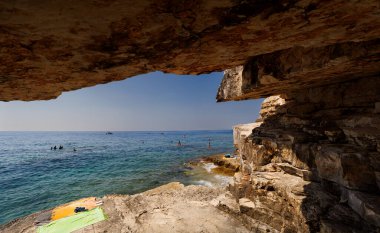 Premantura, Hırvatistan - 22 Ağustos 2024: Hırvatistan 'ın Istria kentindeki Medulin belediyesindeki Premantura yarımadasındaki Kamenjak Ulusal Parkı' nın manzarası
