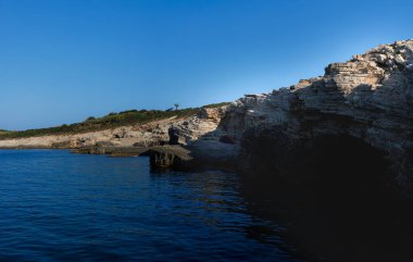 Hırvatistan 'ın Istria kentindeki Medulin belediyesindeki Premantura yarımadasındaki Kamenjak Ulusal Parkı' nın engebeli kireçtaşı manzarası yaz mevsiminde