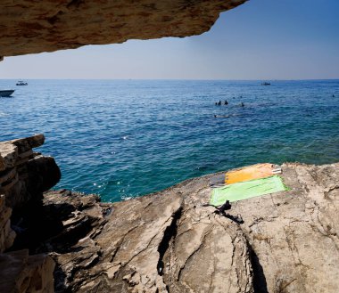 Premantura, Hırvatistan - 22 Ağustos 2024: Hırvatistan 'ın Istria kentindeki Medulin belediyesindeki Premantura yarımadasındaki Kamenjak Ulusal Parkı' nın manzarası