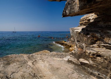 Premantura, Hırvatistan - 22 Ağustos 2024: Hırvatistan 'ın Istria kentindeki Medulin belediyesindeki Premantura yarımadasındaki Kamenjak Ulusal Parkı' nın manzarası