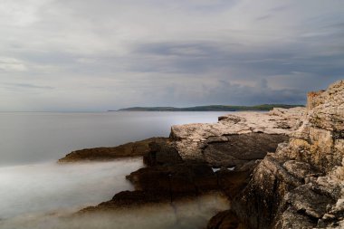 Hırvatistan 'ın Istria kentindeki Medulin belediyesindeki Premantura yarımadasındaki Kamenjak Ulusal Parkı' nın engebeli kireçtaşı manzarası yaz mevsiminde