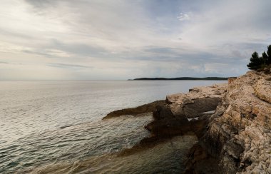Hırvatistan 'ın Istria kentindeki Medulin belediyesindeki Premantura yarımadasındaki Kamenjak Ulusal Parkı' nın engebeli kireçtaşı manzarası yaz mevsiminde
