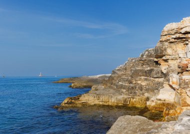 Hırvatistan 'ın Istria kentindeki Medulin belediyesindeki Premantura yarımadasındaki Kamenjak Ulusal Parkı' nın engebeli kireçtaşı manzarası yaz mevsiminde