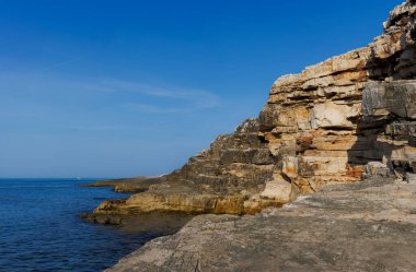 Hırvatistan 'ın Istria kentindeki Medulin belediyesindeki Premantura yarımadasındaki Kamenjak Ulusal Parkı' nın engebeli kireçtaşı manzarası yaz mevsiminde