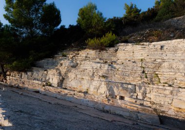 Hırvatistan 'ın Istria kentindeki Medulin belediyesindeki Premantura yarımadasındaki Kamenjak Ulusal Parkı' nın engebeli kireçtaşı manzarası yaz mevsiminde
