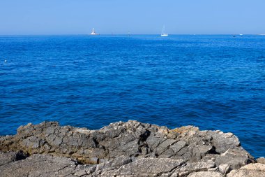 Hırvatistan 'ın Istria kentindeki Medulin belediyesindeki Premantura yarımadasındaki Kamenjak Ulusal Parkı' nın engebeli kireçtaşı manzarası yaz mevsiminde