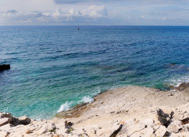Hırvatistan 'ın Istria kentindeki Medulin belediyesindeki Premantura yarımadasındaki Kamenjak Ulusal Parkı' nın engebeli kireçtaşı manzarası yaz mevsiminde