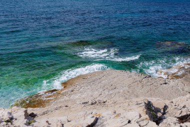 Hırvatistan 'ın Istria kentindeki Medulin belediyesindeki Premantura yarımadasındaki Kamenjak Ulusal Parkı' nın engebeli kireçtaşı manzarası yaz mevsiminde