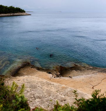 Hırvatistan 'ın Istria kentindeki Medulin belediyesindeki Premantura yarımadasındaki Kamenjak Ulusal Parkı' nın engebeli kireçtaşı manzarası yaz mevsiminde
