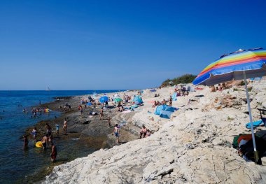 Premantura, Hırvatistan - 22 Ağustos 2024: Hırvatistan 'ın Istria kentindeki Medulin belediyesindeki Premantura yarımadasındaki Kamenjak Ulusal Parkı' nın manzarası