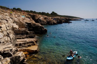 Premantura, Hırvatistan - 23 Ağustos 2024: Hırvatistan 'ın Istria kentindeki Medulin belediyesindeki Premantura yarımadasındaki Kamenjak Ulusal Parkı' nın manzarası