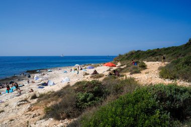 Premantura, Hırvatistan - 23 Ağustos 2024: Hırvatistan 'ın Istria kentindeki Medulin belediyesindeki Premantura yarımadasındaki Kamenjak Ulusal Parkı' nın manzarası