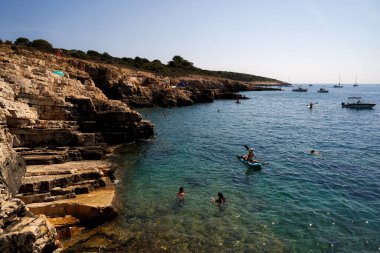Premantura, Hırvatistan - 23 Ağustos 2024: Hırvatistan 'ın Istria kentindeki Medulin belediyesindeki Premantura yarımadasındaki Kamenjak Ulusal Parkı' nın manzarası