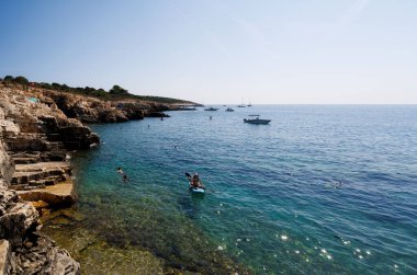 Premantura, Hırvatistan - 22 Ağustos 2024: Hırvatistan 'ın Istria kentindeki Medulin belediyesindeki Premantura yarımadasındaki Kamenjak Ulusal Parkı' nın manzarası