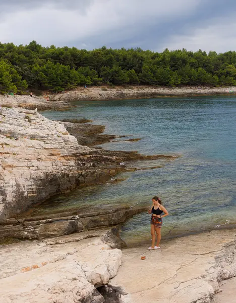 Premantura, Hırvatistan - 22 Ağustos 2024: Hırvatistan 'ın Istria kentindeki Medulin belediyesindeki Premantura yarımadasındaki Kamenjak Ulusal Parkı' nın engebeli kireçtaşı manzarası