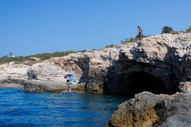 Premantura, Hırvatistan - 24 Ağustos 2024: Hırvatistan 'ın İstria kentindeki Premantura yarımadasındaki Kamenjak Ulusal Parkı yaz sezonunda görülüyor