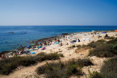 Premantura, Hırvatistan - 23 Ağustos 2024: Hırvatistan 'ın Istria kentindeki Medulin belediyesindeki Premantura yarımadasındaki Kamenjak Ulusal Parkı' nın manzarası