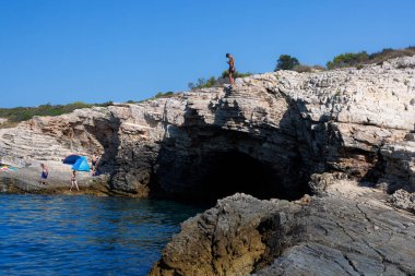 Premantura, Hırvatistan - 24 Ağustos 2024: Hırvatistan 'ın İstria kentindeki Premantura yarımadasındaki Kamenjak Ulusal Parkı yaz sezonunda görülüyor