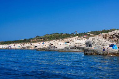 Premantura, Hırvatistan - 24 Ağustos 2024: Hırvatistan 'ın Istria kentindeki Medulin belediyesindeki Premantura yarımadasındaki Kamenjak Ulusal Parkı' nın manzarası