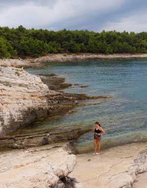 Premantura, Hırvatistan - 22 Ağustos 2024: Hırvatistan 'ın Istria kentindeki Medulin belediyesindeki Premantura yarımadasındaki Kamenjak Ulusal Parkı' nın engebeli kireçtaşı manzarası