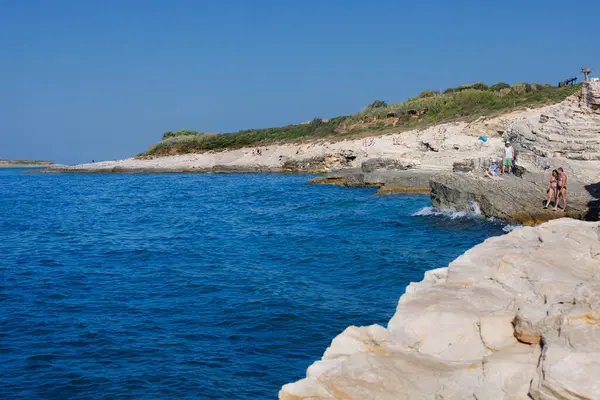 Premantura, Hırvatistan - 22 Ağustos 2024: Hırvatistan 'ın Istria kentindeki Medulin belediyesindeki Premantura yarımadasındaki Kamenjak Ulusal Parkı' nın manzarası