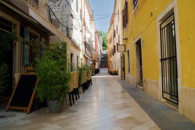 Hırvatistan 'ın antik Pula kasabasının güneşli taş sokağının manzarası