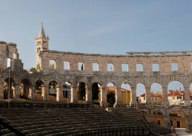 Roma Amfitiyatrosu, Pula, Istria İlçesi, Hırvatistan, Adriyatik, Avrupa yakınlarındaki Katolik Kilisesi manzarası