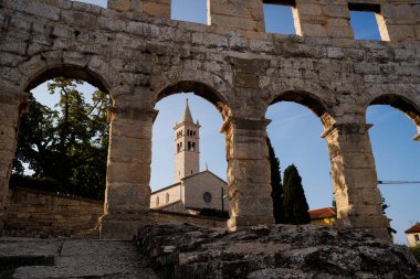 Roma Amfitiyatrosu, Pula, Istria İlçesi, Hırvatistan, Adriyatik, Avrupa yakınlarındaki Katolik Kilisesi manzarası