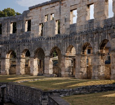 Hırvatistan 'ın Pula kentindeki antik Roma amfitiyatro arenasının duvar görüntüsü