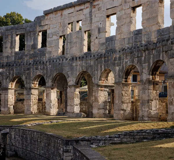Hırvatistan 'ın Pula kentindeki antik Roma amfitiyatro arenasının duvar görüntüsü
