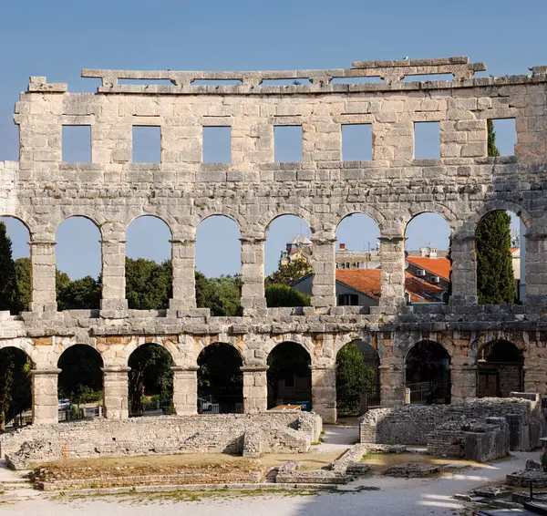 Hırvatistan 'ın Pula kentindeki antik Roma amfitiyatro arenasının duvar görüntüsü