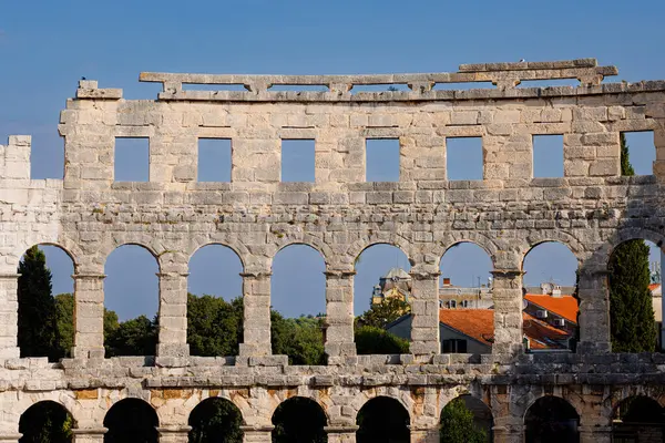 Hırvatistan 'ın Pula kentindeki antik Roma amfitiyatro arenasının duvar görüntüsü