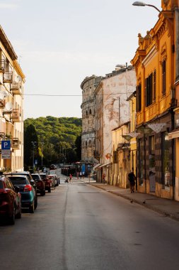 Pula, Hırvatistan - 22 Ağustos 2024: Pula, Pula Arena amfitiyatrosunun önündeki sokak