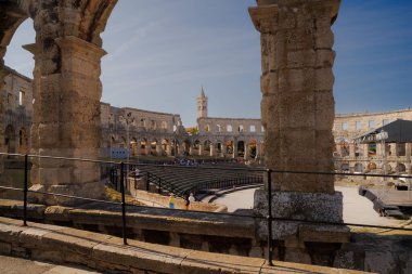 Pula, Hırvatistan - 22 Ağustos 2024: Roma Amfiteatrı, Pula, Istria İlçesi, Hırvatistan, Adriyatik, Avrupa yakınlarındaki Katolik Kilisesi manzarası